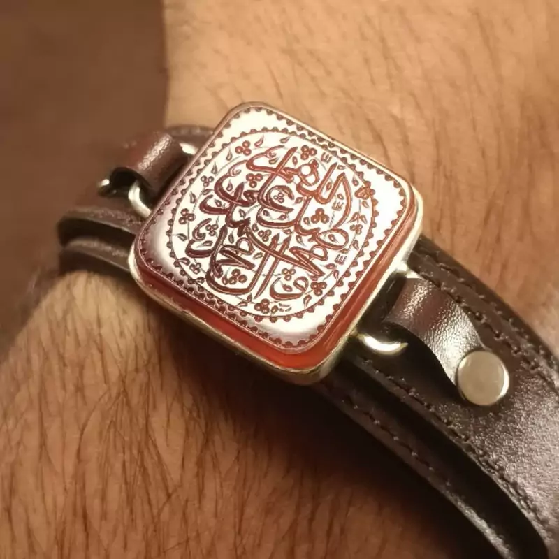 دستبند چرمی قاب نقره عقیق سرخ با ذکر صلوات