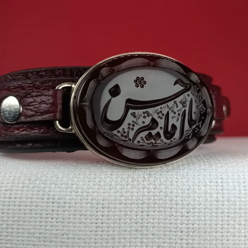 دستبند چرمی قاب نقره عقیق سرخ خراسانی با حکاکی یا حسن(ع)