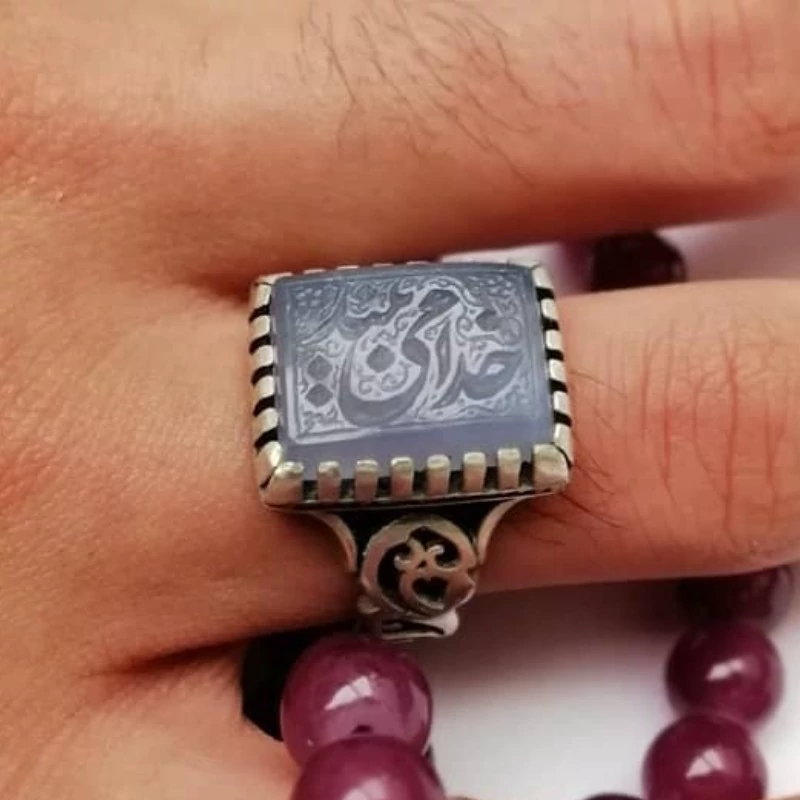 انگشتر نقره عقیق سوسنی با ذکر خدا میبیند