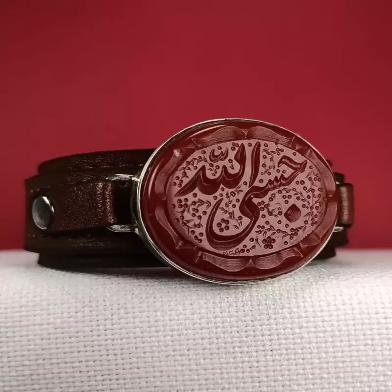 دستبند چرمی قاب نقره عقیق سرخ با ذکر حسبی الله