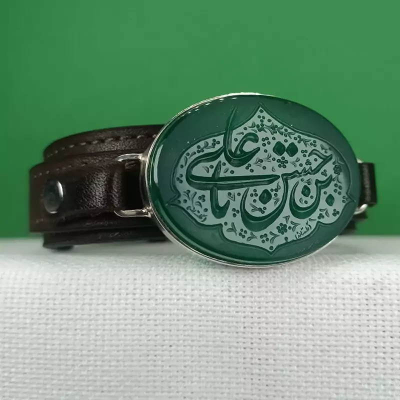 دستبند چرمی قاب نقره عقیق سبز با ذکر یا حسن ابن علی
