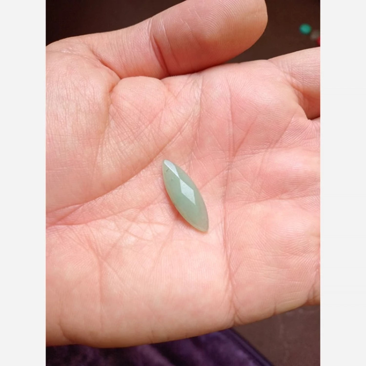 نگین یشم سبز یا جید سبز تراش دار