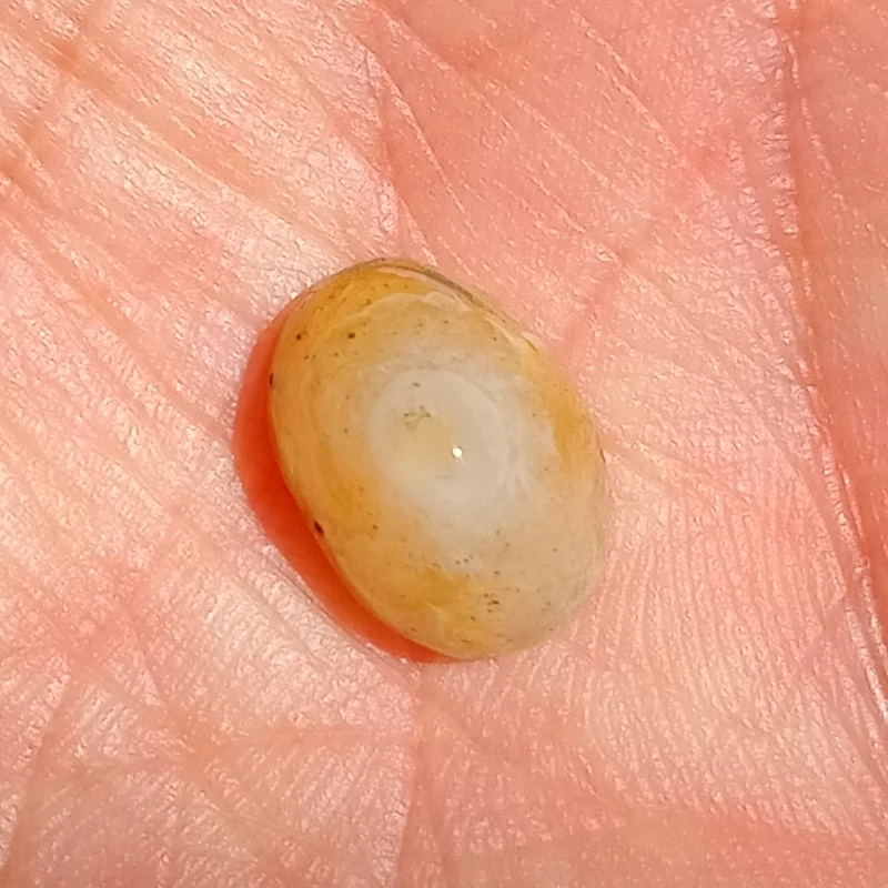 نگین عقیق باباقوری اصل معدنی تراش بیضی دامله مناسب انگشتری کد4