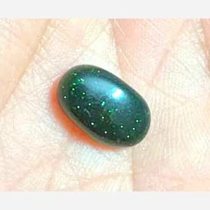 نگین دلربا سبز سایز1.3در0.9سانت تراش بیضی دامله مناسب انگشتری بازی نور