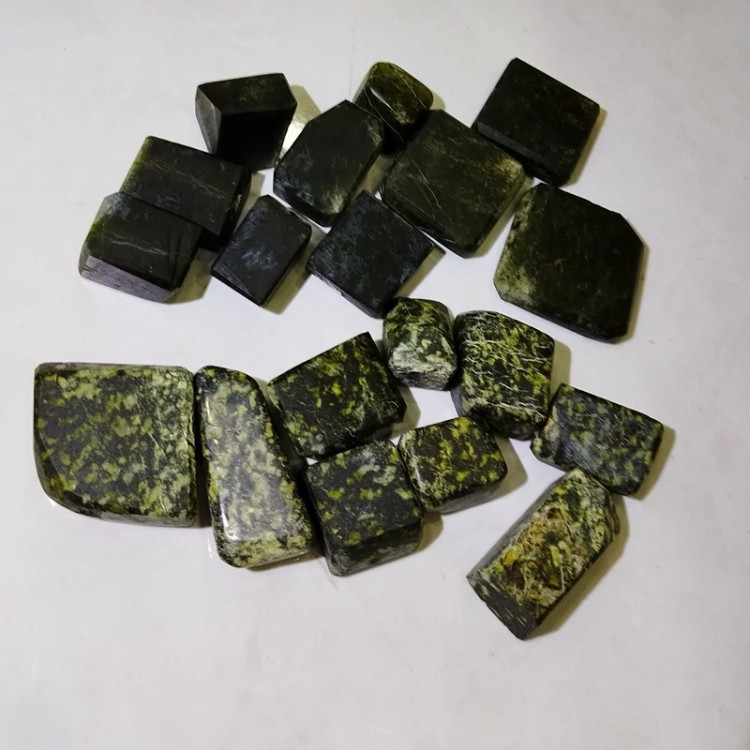 سنگ یشم معمولی و یشم سرپانتین معدنی تراش مکعبی با رنگ کیفیت فرکانس و قیمت بسیار عالی،