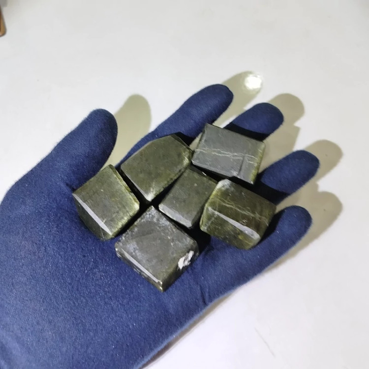 سنگ یشم معمولی و یشم سرپانتین معدنی تراش مکعبی با رنگ کیفیت فرکانس و قیمت بسیار عالی،