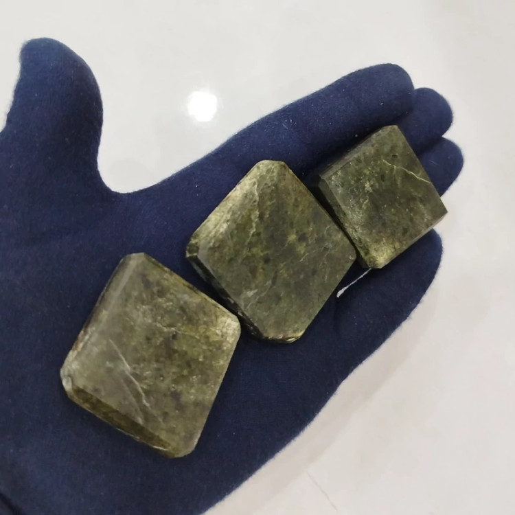 سنگ یشم معمولی و یشم سرپانتین معدنی تراش مکعبی با رنگ کیفیت فرکانس و قیمت بسیار عالی،