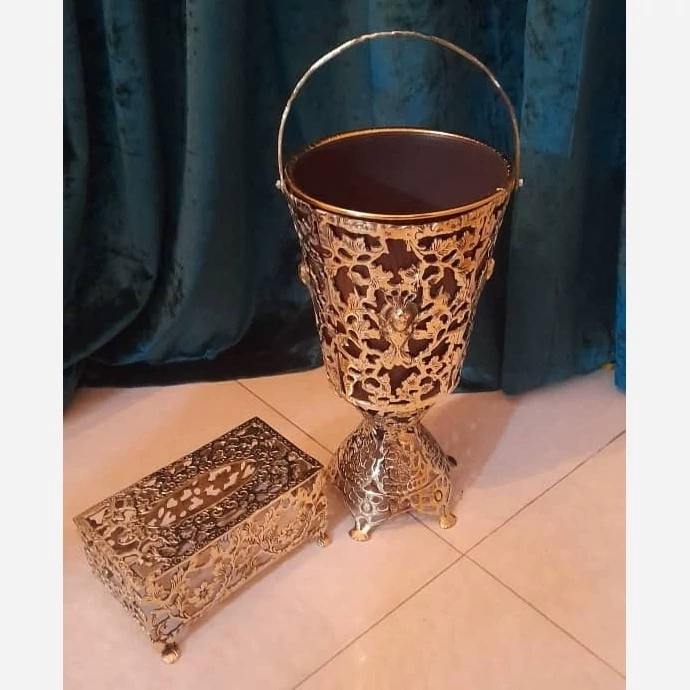سطل و جا دستمال کاغذی پایه دار برنز فرشته فرحی کنار سطل برنزی کنار سالنی پایه دار