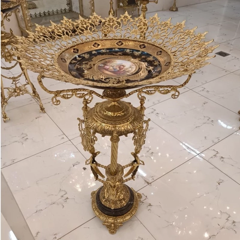 میوه خوری پایه دار کنار سالنی برنز بارسلونا