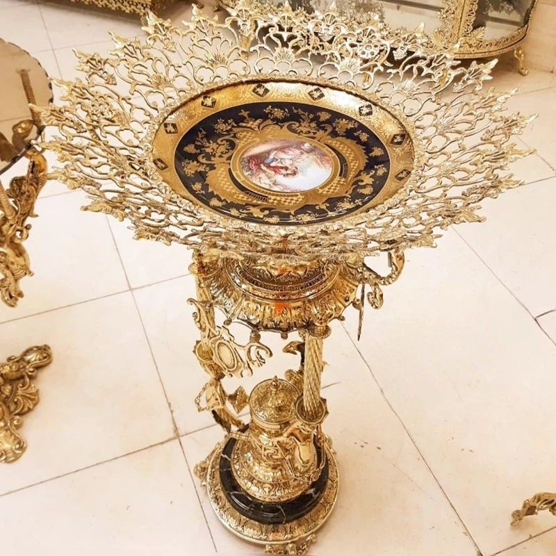 میوه خوری کنار سالنی پایه دار برنز بارسلونا