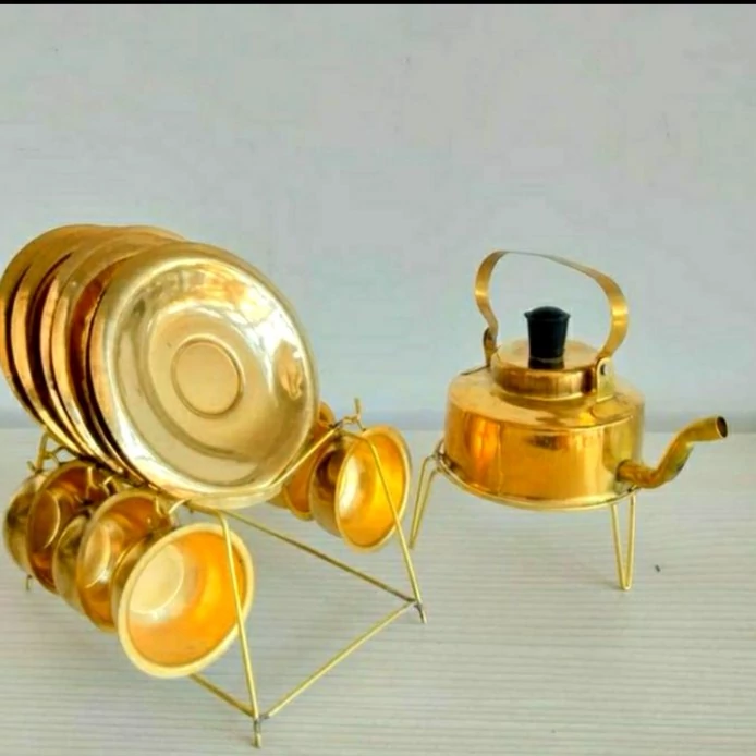 سرویس چای خوری برنجی هندی مینیاتوری تزیینی دکوری با فنجان نعلبکی مینیاتوری و کتری مینیاتوری با پایه و قابل شستشو و زیبا