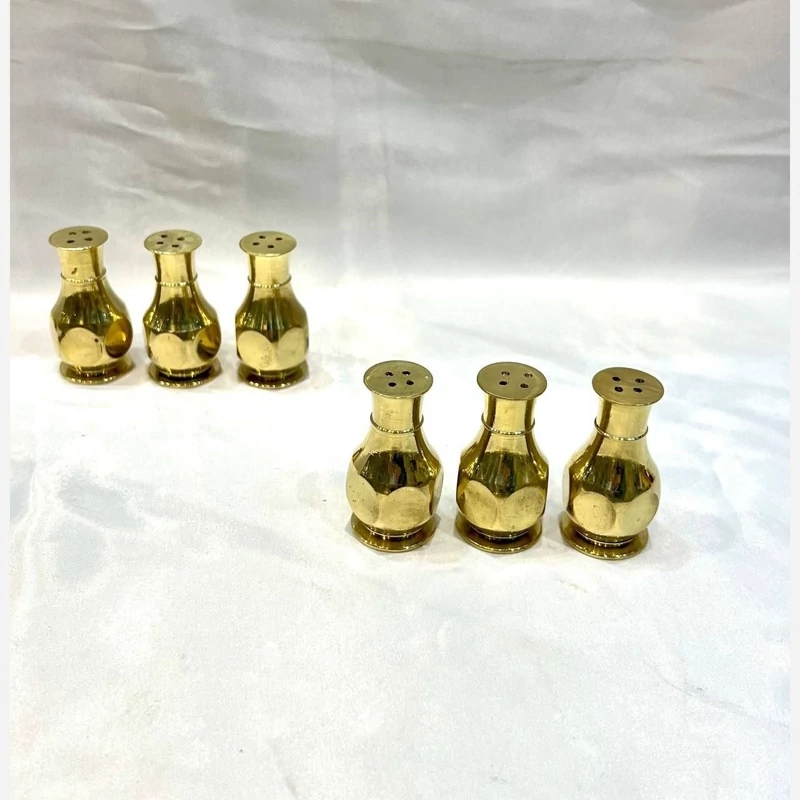 نمک پاش برنجی نمکدون برنجی ست 3 عددی با سطح کیفیتی درجه یک و مناسب استفاده دائم و قابل شستشو بدون تغییر رنگ