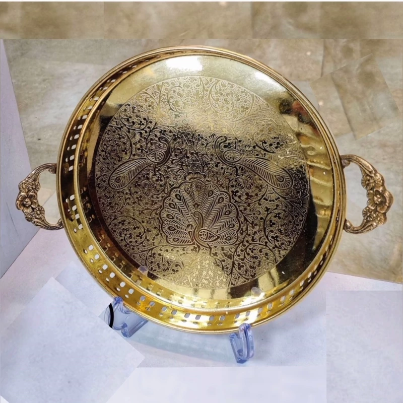 سینی برنجی هندی سایز کوچک با قطر32 سانت با دسته مدل گرد لبه دار با طرح طاووس مناسب استفاده دائم و قابل شستشو
