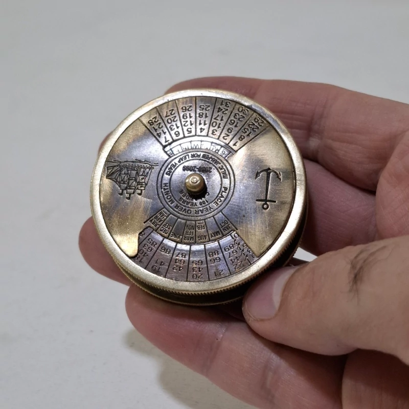 قطب نما برنجی هندی قطب نما با استلاب و تقویم آنتیک کمیاب کاملا کاربردی و قابل استفاده و مناسب استفاده دائم تزیینی دکوری