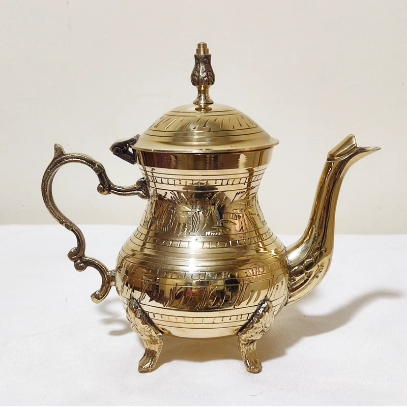 قوری پایه دار تمام برنجی ( برنزی ) ساخت هندوستان مدل قلم دست 400 سی سی با سطح کیفیتی درجه یک بسیار زیبا و مناسب استفاده