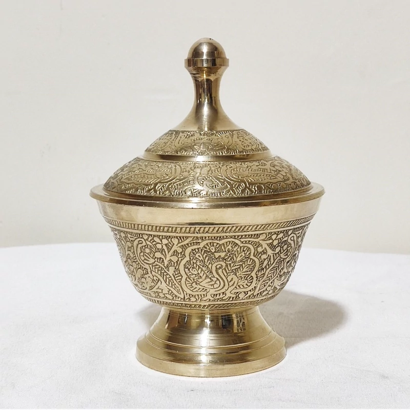 شکلات خوری برنجی هندی سایز بزرگ با قطر 12 سانت مدل پر کار با طرح طاووس مناسب استفاده برای شکلات خوری و قندان
