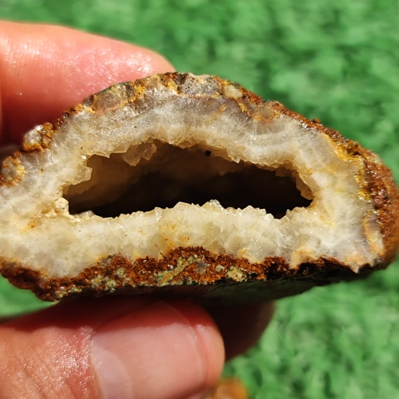 سنگ توپی برش خورده اکثرا ژئود و تو خالی