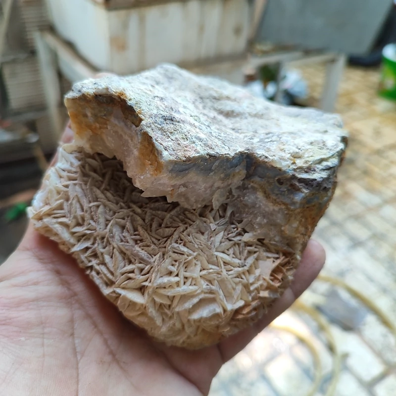 سنگ رز صحرا با حاشیه سلیمانی رنگی