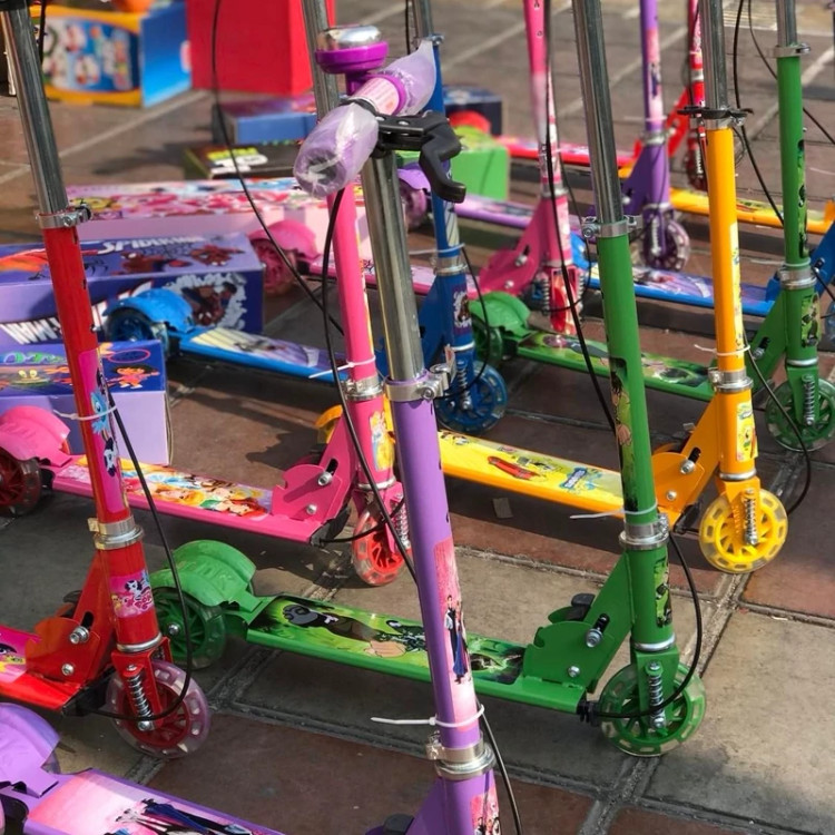 اسکوتر چراغدار ترمزدار زنگ دار ا Scooter اسکوتر تاشو دارای تنظیم ارتفاع دخترانه و پسرانه