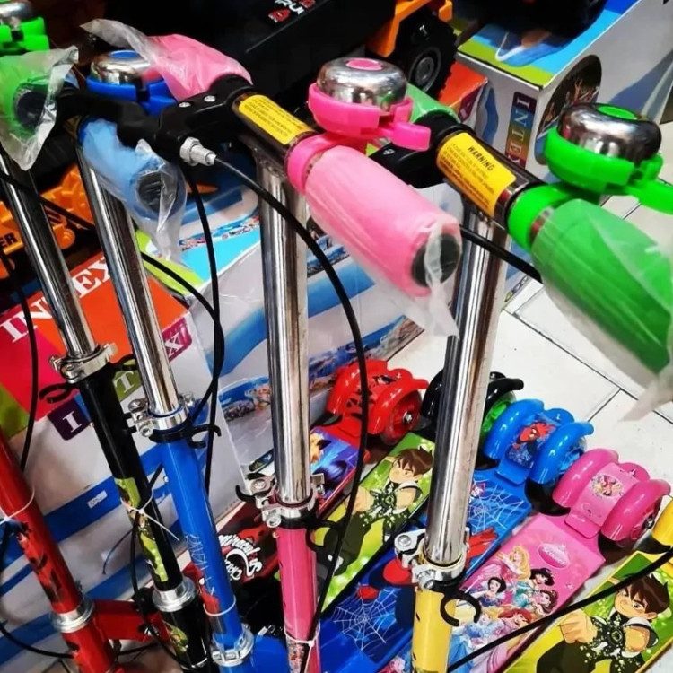 اسکوتر چراغدار ترمزدار زنگ دار ا Scooter اسکوتر تاشو دارای تنظیم ارتفاع دخترانه و پسرانه