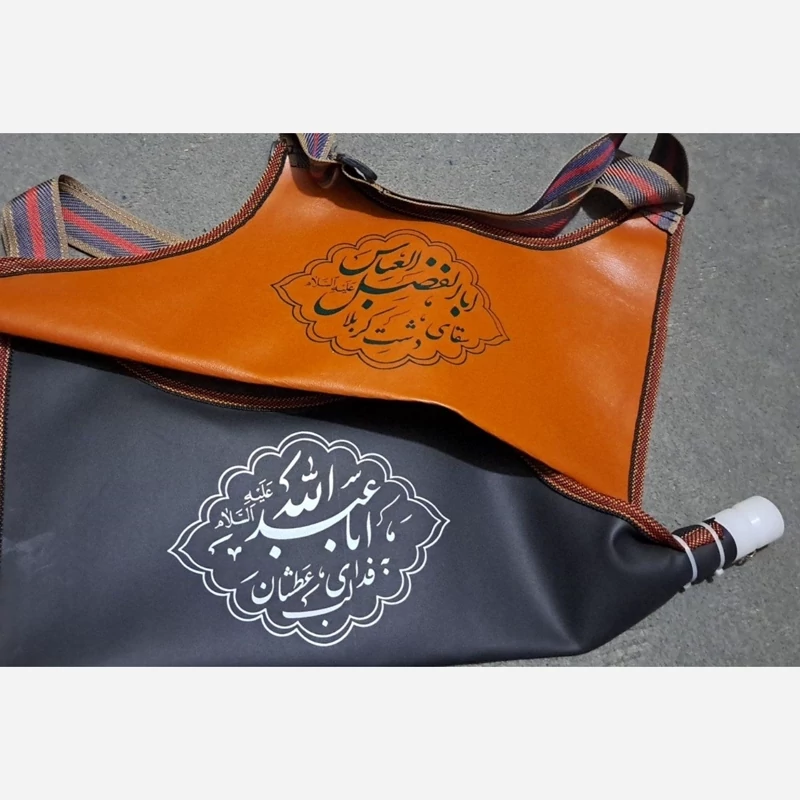 مشک آب سقایی سقا مناسب 5 تا 8 سال جنس رویه چرم صنعتی داخل نایلون حجم تقریبی بیش از یک لیتر