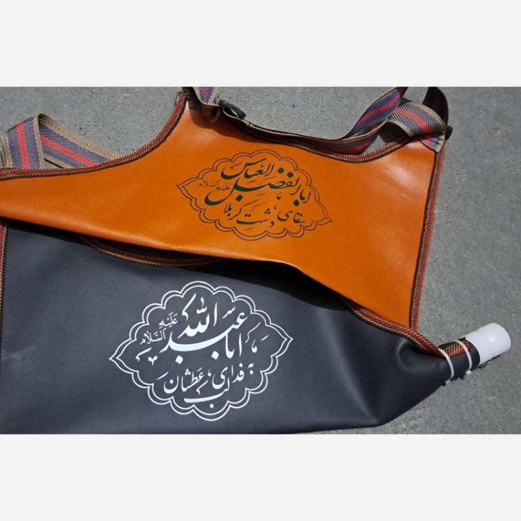 مشک آب سقایی سقا مناسب 5 تا 8 سال جنس رویه چرم صنعتی داخل نایلون حجم تقریبی بیش از یک لیتر