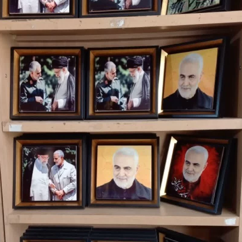 قاب کاشی های  لطفا برای خرید عمده گفتگو بفرمایید حاج قاسم سلیمانی رهبری ابعاد20در20 مناسب هدایای فرهنگی یادواره شهدا