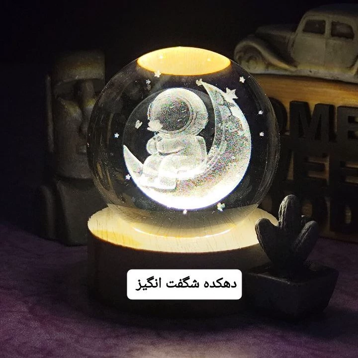 گوی کریستالی فضانورد روی ماه گل در دست قطر 6
