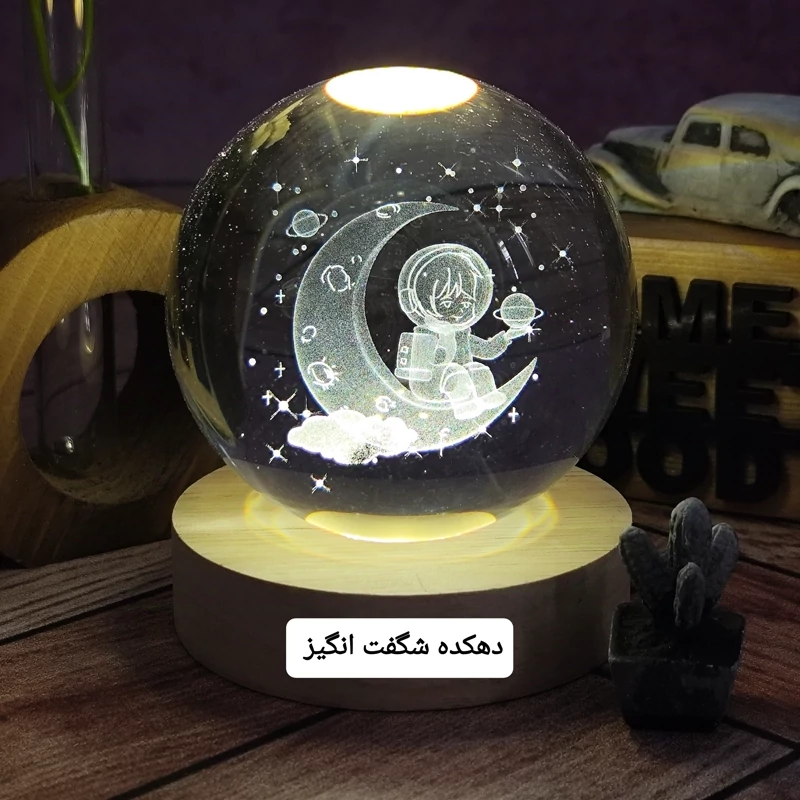 گوی کریستالی فضانورد روی ماه زحل در دست قطر 8