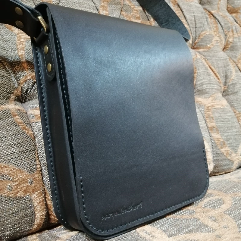 کیف رودوشی چرم طبیعی دست دوز پریا کد pmb 821 مشکی مات گاوی