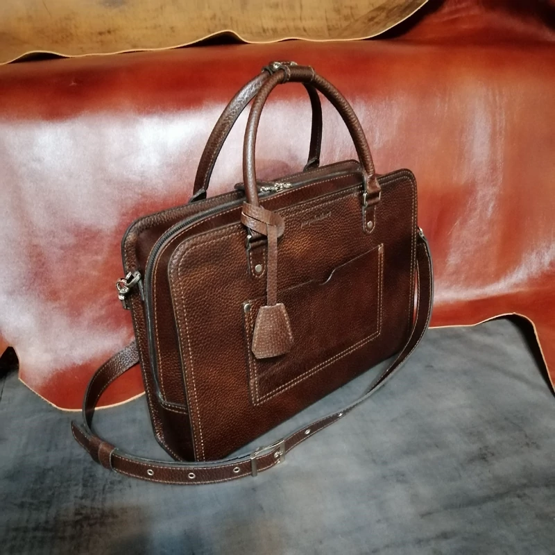 کیف اداری چرم طبیعی دست دوز   پریا    کد  pmb 807 در صورت نیاز شما قابلیت اضافه کردن ضربه گیر لپ تاپ رو داره