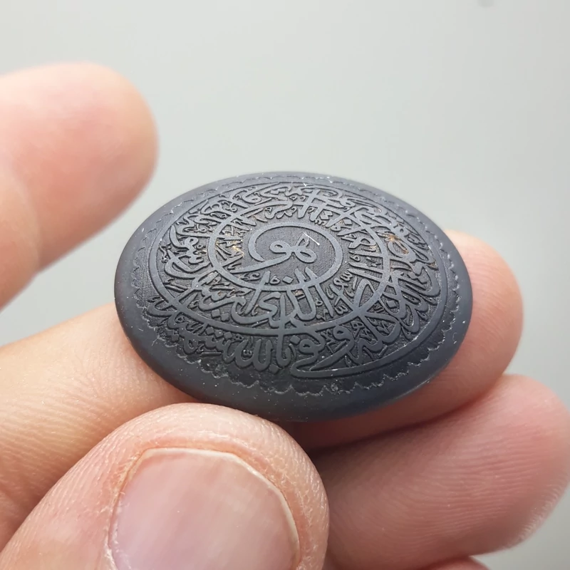 نگین حدید با حکاکی خاص