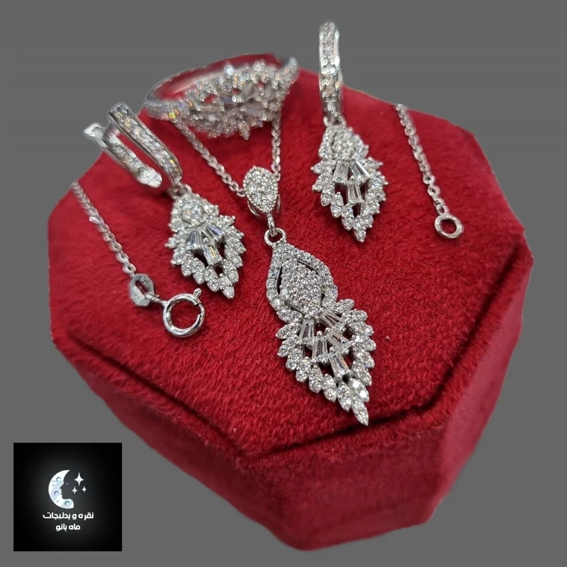 نیم ست زنانه نقره عیار 925با آبکاری طلا سفید بدون ریزش نگین زنجیر ونیزی 45سانتی