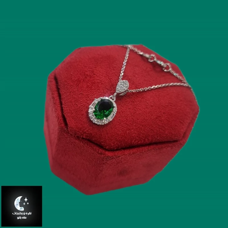 گردنبند نقره زنانه تک نگین زمردی عیار 925و آبکاری طلا سفید