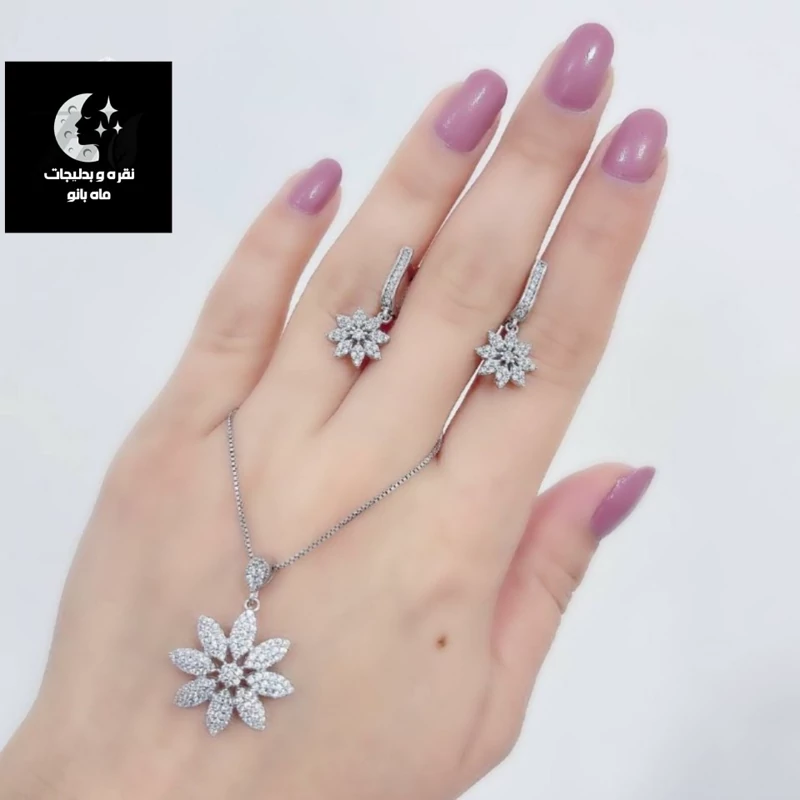 نیم ست نقره زنانه طرح گل با عیار 925 استاندارد و آبکاری طلا سفید ضد حساسیت
