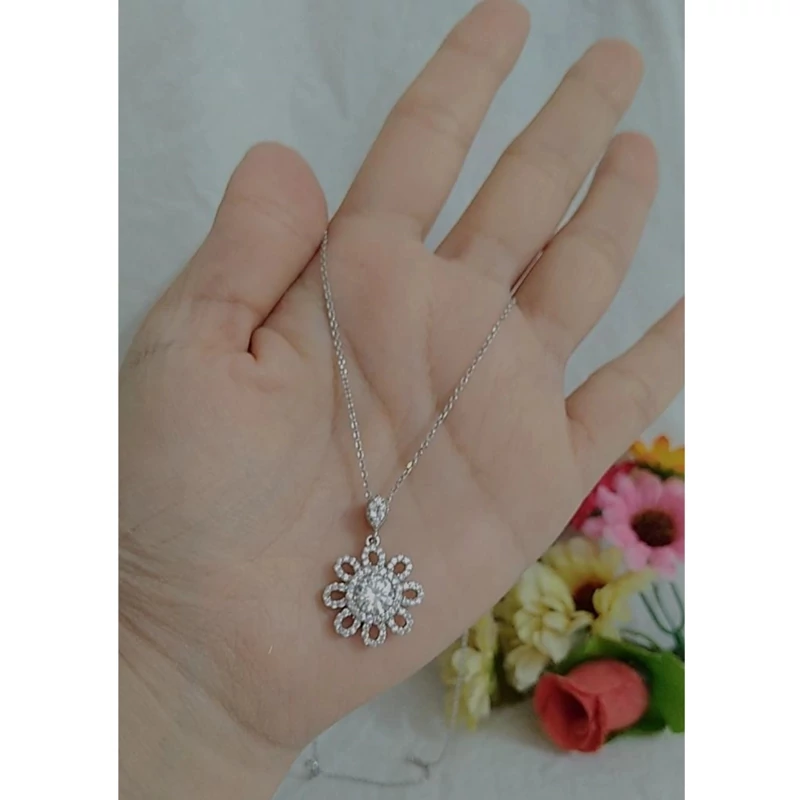 گردنبند نقره زنانه طرح گل عیار 925 با آبکاری طلا سفید