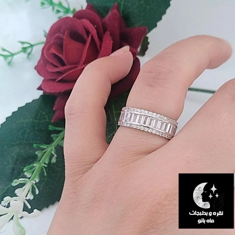 حلقه نقره زنانه دورنگین باگت خور  با عیار 925 و آبکاری طلا سفید