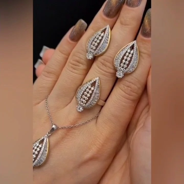 نیم ست نقره زیبای جواهری شامل(توگردنی گوشواره انگشتر )