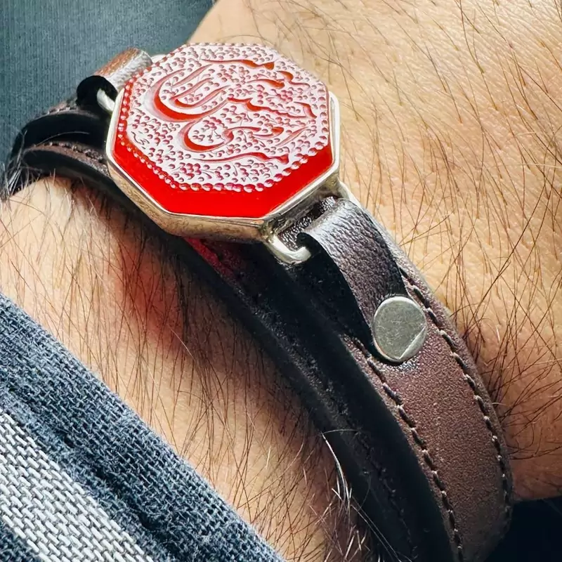 دستبندعقیق سرخ مردانه حکاکی امیری حسین ونعم الامیرهشت ضلعی قاب نقره