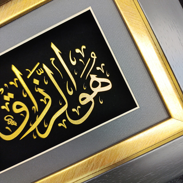 تابلو طلا کوب آلتین هنر مدل هو الرزاق کد 50199