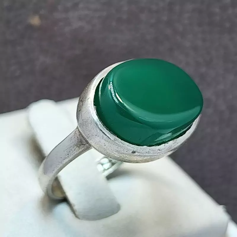 نگین عقیق سبز اصل و معدنی با رکاب نقره ساده مردانه