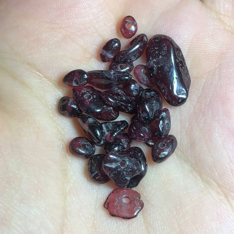 مهره سنگ دفرمه گارنت ریز سوراخ دار   کد281