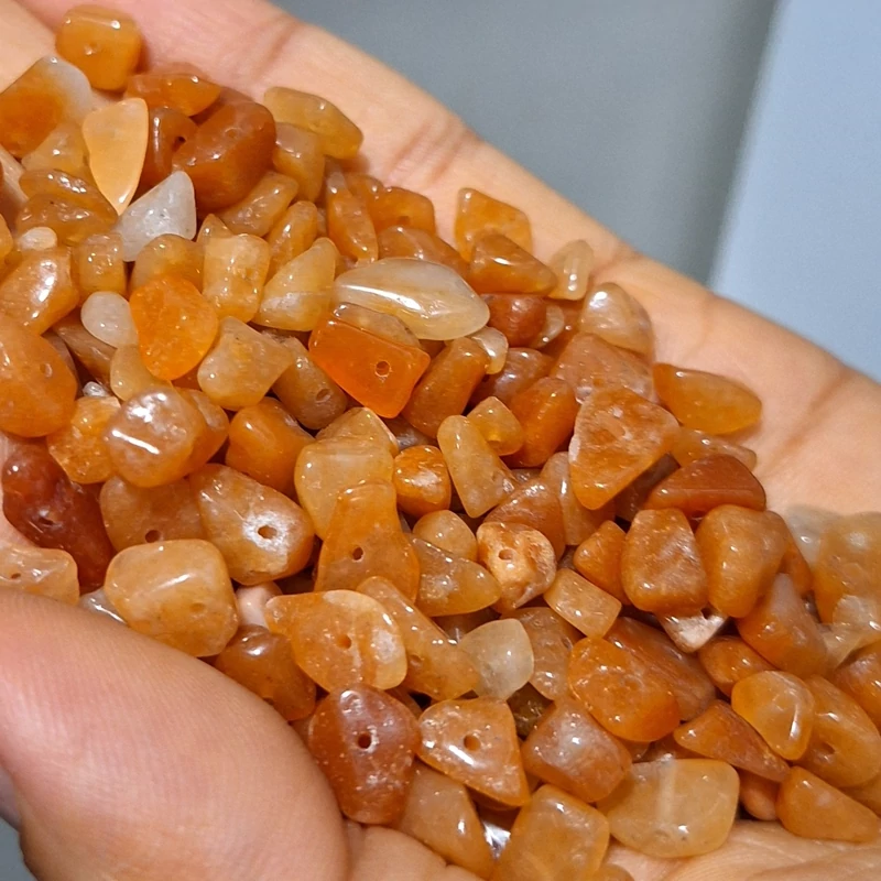 مهره چیپسی یا دفرمه سنگ عقیق نارنجی بسیار خوش رنگ و زیبا قیمت برای یک گرم مهره درج شده