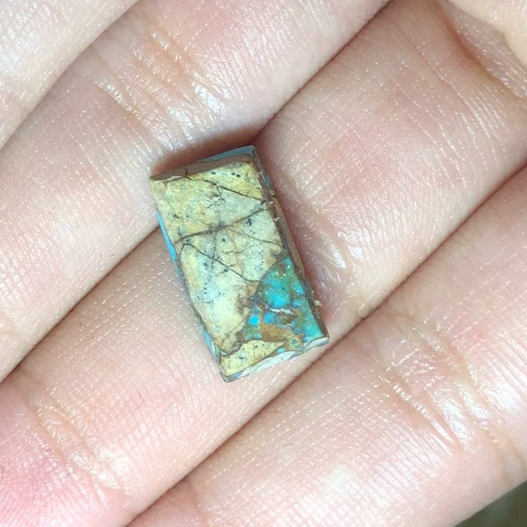 نگین فیروزه نیشابوری کاملا طبیعی خوش رنگ و خوش نقش با تراش مستطیل شکل کد 337