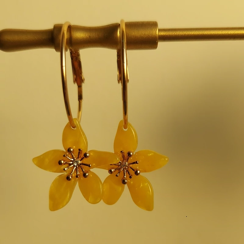 گوشواره گل رزین  زرد شیک وارداتی