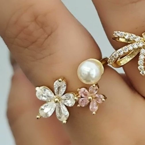 انگشتر جواهری طرح گل کریستال رو رنگ صورتی و سفید
