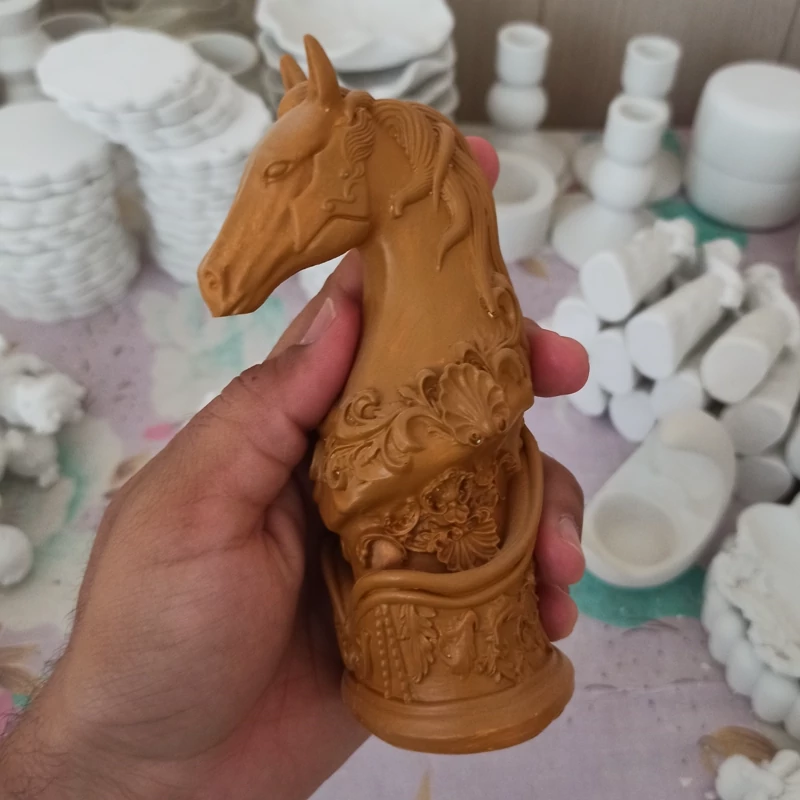 اسب کاوالی رنگ شده نماد سال 1405 ، نماد اسب ، مجسمه اسب عید ، بیس اسب کاوالی ، بیس رنگی اسب ، مجسمه نماد سال ، اسب بلند