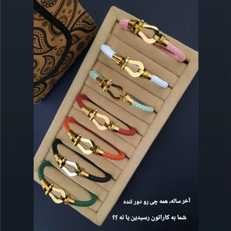 دستبند امگا فرد دخترانه با چرم رنگی و پلاک استیل طلایی