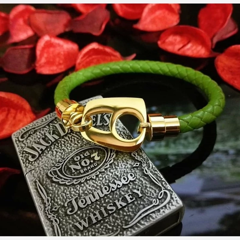 دستبند چرم نیمانی با چرم طبیعی بافت و پلاک استیل رنگ ثابت از شانی گالری
