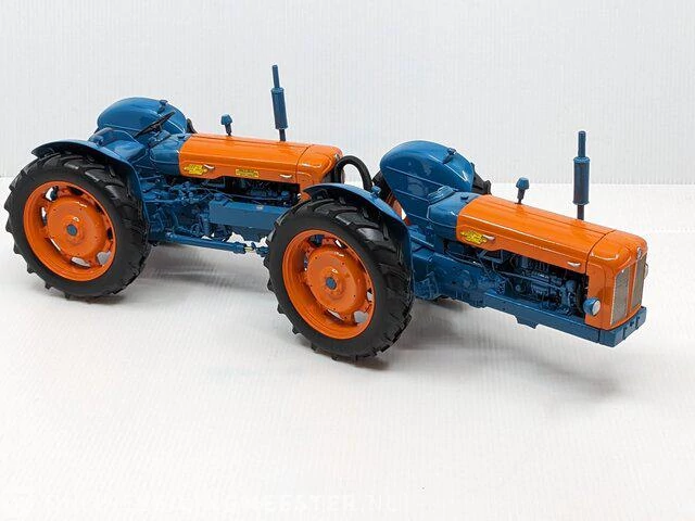 ماکت تراکتور Ford Doe Triple D برند Universal hobbies سایز 116